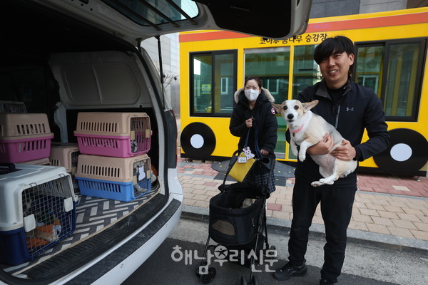 요즘에는 강아지도 유치원에 다니는 시대, 여느 유치원 등교 풍경처럼 강아지를 유치원 차량에 태우고 있다.