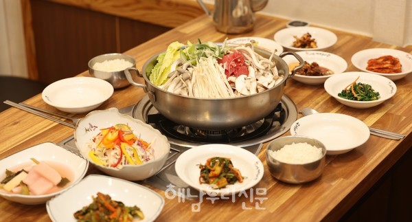 해남읍 해리 ‘유락’의 점심특선 메뉴인 한우버섯불고기는 버섯의 다양한 풍미와 한우의 부드러움을 동시에 즐길 수 있다.