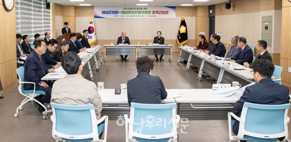 해남군의회가 지난 3월14일 해남미술인총연합회와 간담회를 가졌다.