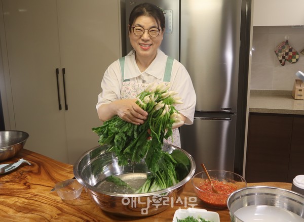 국가무형유산 ‘조선왕조궁중음식’ 기능 이수자인 임승정씨가 「땅끝마을 임선생의 건강한 매일 반찬」을 펴냈다.