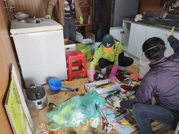 해남군이 집안 정리가 힘든 가구를 찾아 청소서비스를 지원한다.