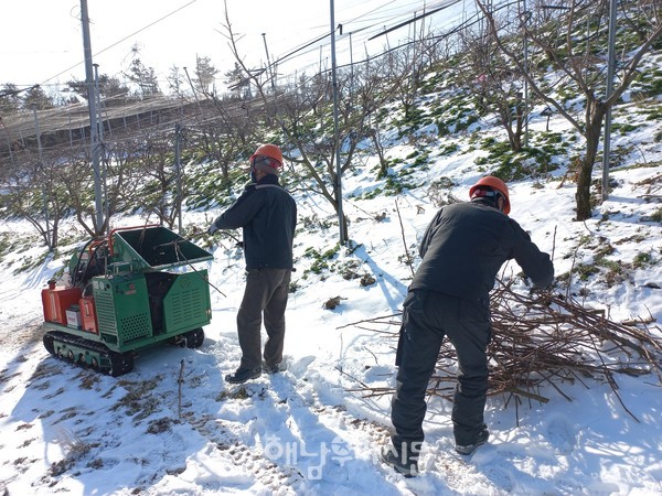 해남군농업기술센터는 찾아가는 영농부산물 파쇄처리단을 운영하고 있다.