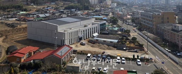 읍 새순교회 측면에 신축 중인 구교체육관이 3년 공사를 마치고 5월부터 운영에 들어간다.