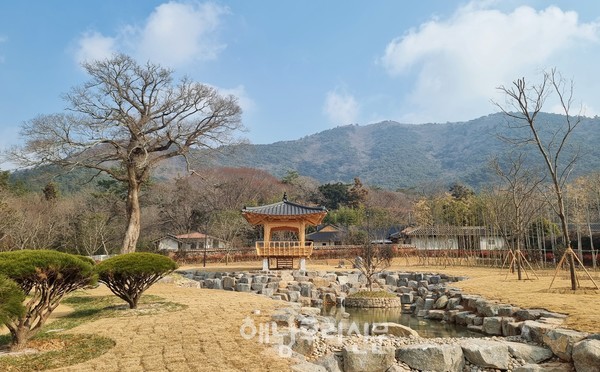 고산 유적지 내 ‘오우가 정원’이 오는 4월3일 정식 개장식을 열고 본격 운영에 들어간다.