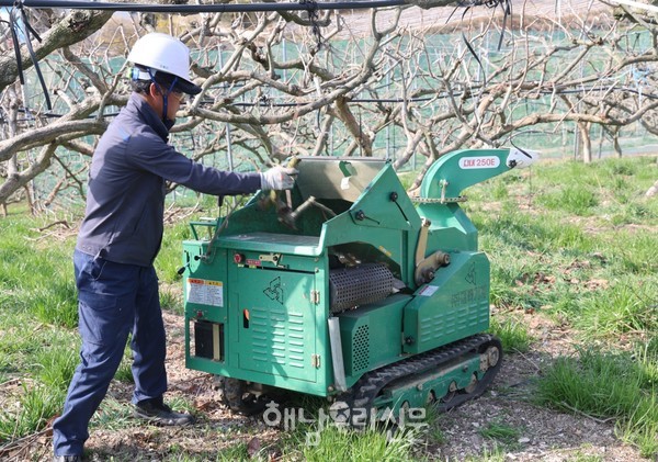 해남군은 산불 예방을 위해 영농부산물 파쇄작업 무료 출장에 나선다.