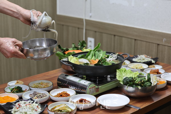 해남읍 해리 ‘반갑다친구야’의 제철 메뉴인 주꾸미샤브샤브는 주꾸미의 부드러운 맛과 배추, 시금치 등 갖은 야채 샤브를 동시에 즐길 수 있다.