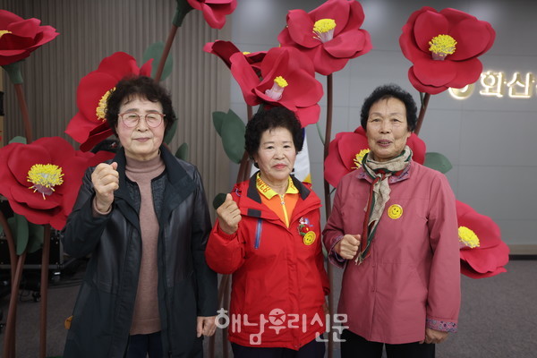 ‘꽃메 11개 강좌 입학식이 지난 3월24일 열렸다.(왼쪽부터 올해 문해학교 및 문화강좌 신입생인 주봉임, 한찬순, 배명임씨)