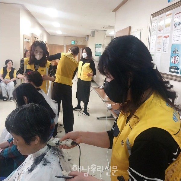 해남군미용협회는 지난 3월20일 신혜힐링타운, 선회노인요양원에서 하루 150명의 머리카락 커트 봉사를 했다.