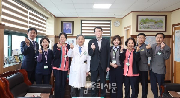 해남종합병원 임직원들이 ‘산불 피해지역 돕기-땅끝해남 100개 단체의 마음-’에 500만원을 기탁했다.