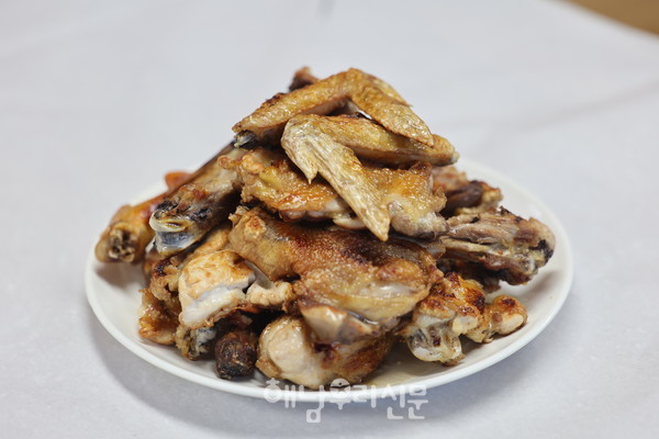 C코스 통소금구이는 매니아들이 찾는 특별메뉴이며, 부드럽게 삶아낸 A코스 백숙도 일품이다.