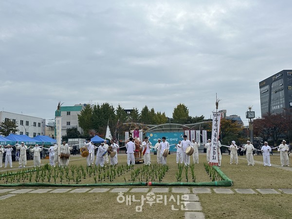 해남문화관광재단이 공연예술제 공모사업에 선정돼 10월 중 대규모 전통 굿판이 열린다.(우수영 들소리)