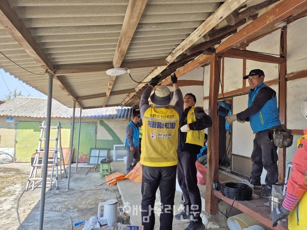 현산면 복지기동대가 독거노인 댁을 찾아 주거환경 봉사를 실시했다.