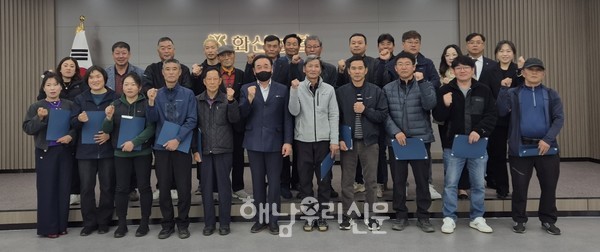 화산농협이 지난 4월3일 조합원 자녀 34명의 학생들에게 장학금을 전달했다. 