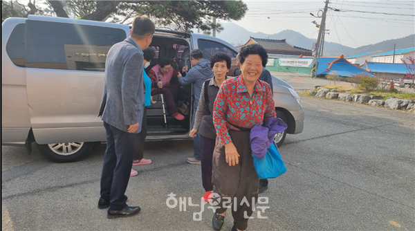 마산면은 마산면 교회연합회의 지원으로 공중목욕장 마을 순회 차량을 운행한다.