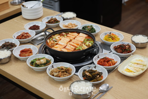 해남읍 대흥사 사거리 인근에 위치한 ‘나무와 새’는 아침 6시30분이면 문을 열어 푸짐한 아침상을 내어준다.