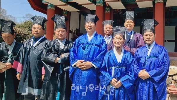 성균관유도회 전라남도 본부는 지난 4월7일 계곡면 방춘서원에서 제향을 봉행했다.