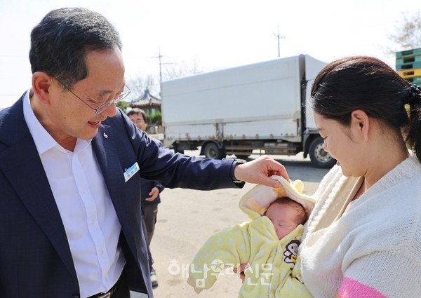 명현관 군수가 다섯째 아기를 품은 현산 윤민하씨 댁을 찾아 축하했다.