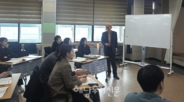 해남교육지원청은 ‘교사의 자존감, 학생으로 성장으로!’라는 주제로 연수를 실시하고 있다.