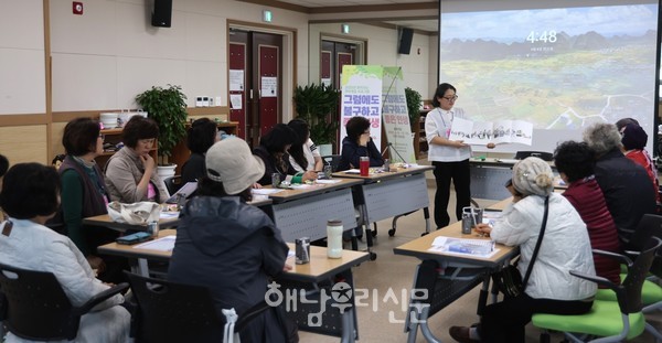 도서관 이용이 어려운 어르신들을 위한 ‘찾아가는 취약계층 독서문화프로그램’이 지난 4월8일 황산면주민자치센터에서 첫 수업을 시작했다.