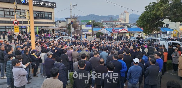 진도비상시국회의가 마련한 윤석열 파면 국민승리 대회가 4월4일 진도 철마광장에서 열렸다.