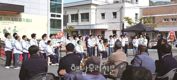 ‘2025년 한마음 치매 극복 걷기 행사’에 화산꽃메청춘합창단이 응원 무대에 섰다.