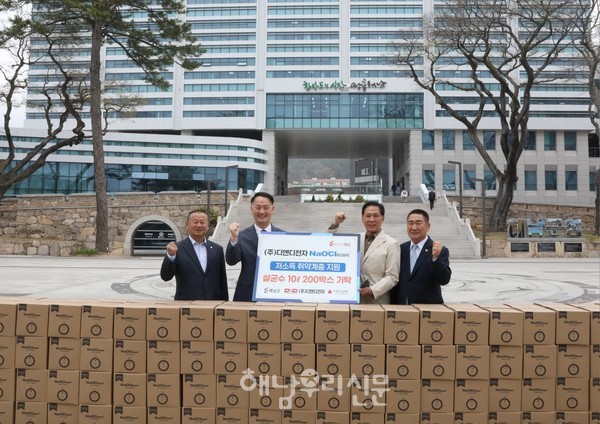 ㈜디엔디전자가 살균수 200박스를 해남군에 기탁했다.
