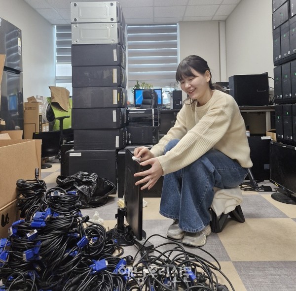              해남군청 청년공공근로로 입사한 윤영정씨가 소외계층에게 나눠줄 PC를 점검하고 있다.