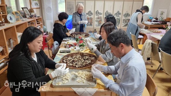 해남다도대학 수강생들이 지난 4월12일 옥천 은향다원에서 ‘생활 속의 꽃차’를 주제로 특강 및 목련 꽃차를 만드는 체험을 하고 있다.