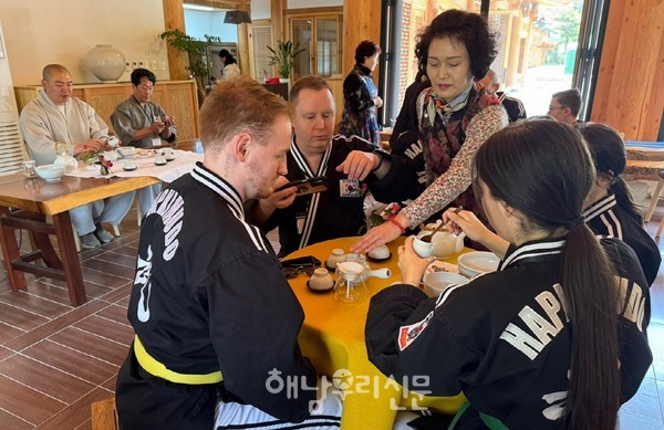 (재)해남문화관광재단이 외국인 특수목적관광(SIT) 단체 유치에 나섰다.