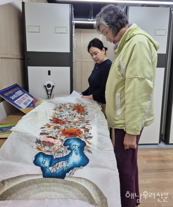 2025년 제1회 기탁자인 송지면 이영란 작가가 지난 4월16일 전통자수 수공예품 19점을 해남군에 기탁했다.