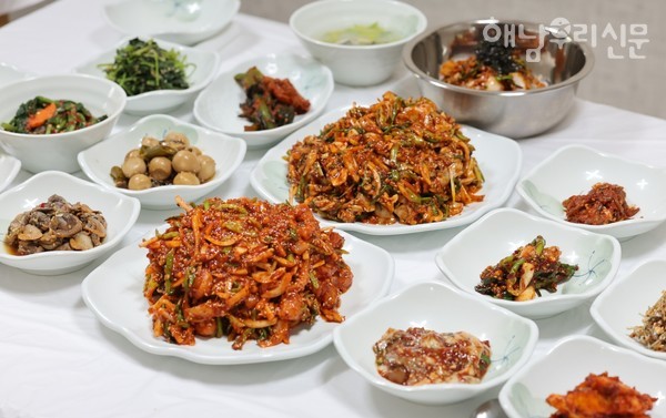 해남읍 고도리 오일장터 안 제철음식 전문점 ‘수아네식당’은 새콤달콤 회무침으로 봄철 입맛을 사로잡는다.