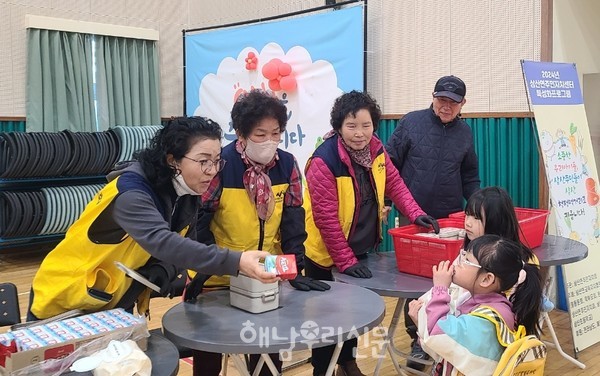 삼산면주민자치회는 매주 화요일 삼산초와 병설유치원생에게 아침밥 제공한다.