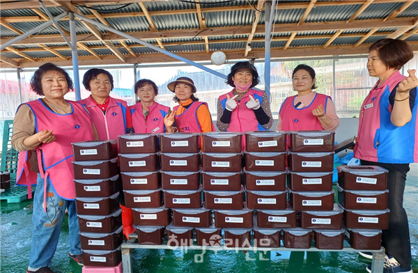 삼산면생활개선회가 직접 담근 열무김치를 35개 마을에 전달했다.