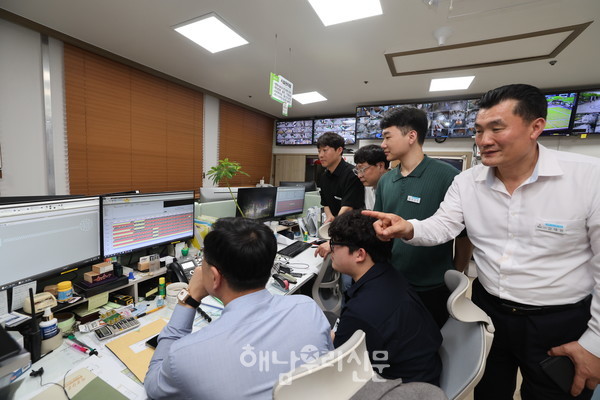 해남군민광장 음악분수쇼는 해남군청 문화예술과 시설관리팀 직원들의 노력으로 다채롭게 탄생하고 있다.