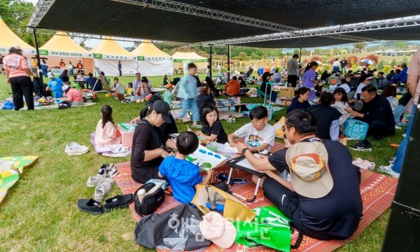 ‘제2회 산이정원 어린이 사생대회’가 4월26일 산이정원에서 개최된다.(지난해 산이정원 어린이 사생대회)
