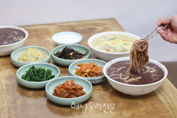 해남읍 읍내리 ‘금성스넥’은 1995년에 문을 연 오래된 팥죽집으로, 한결같은 맛과 저렴한 가격으로 손님을 맞는다.