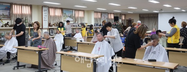 해남군미용협회 봉사단이 희망원과 혜민병원에서 머리카락 커트 봉사를 했다.