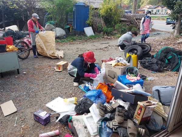 해남지역자활센터 ‘활짝’ 봉사단이 주거환경 개선 활동을 펼쳤다.