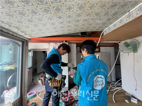 북평면 복지기동대가 구멍가게의 오래된 전선교체 봉사활동을 전개했다.