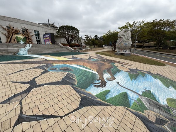 오는 5월3일부터 5일까지 열리는 공룡대축제를 앞두고 해남공룡박물관이 공룡의 나라로 공간을 만들어가고 있다.