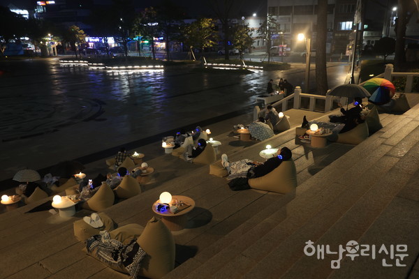 해남군민광장 중앙계단에서 ‘도깨비 나-드리가 지난 4월18일 첫선을 보였다.