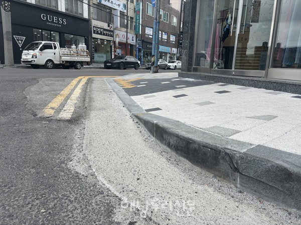 전선지중화로 보행로에 대한 개선공사가 진행되고 있지만 군민들의 기대치에는 전혀 미치지 못하고 있다.