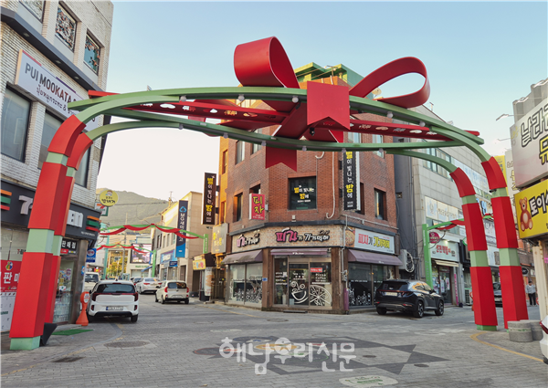 ‘해남원도심 하루길’이란 이름으로 명명되는 읍내길에 감성조명이 설치됐다.
