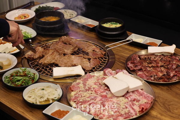 해남읍 구교리 명량숯불갈비는 모든 양념을 직접 만들며, 특히 생마늘갈비와 흑마늘갈비는 주문과 동시에 직접 양념해 나온다.