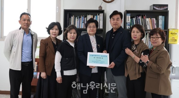 해남군여성친화도시 군민참여단이 ‘해남 100개 단체 마음’에 100만원을 기탁했다.(왼쪽부터 이수철, 김경희, 김임자, 김화성 회장, 최원묵 해남우리신문 대표이사, 박부애, 백진정 단원)