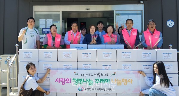 화산지역사회보장협의체가 90세 이상 어르신들에게 ‘선물과 카네이션’을 전달했다.