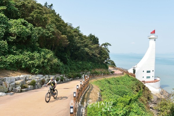 해남군이 자전거 여행 활성화 공모사업에 선정돼 자전거 여행길 11코스를 선정, 홍보에 나섰다.