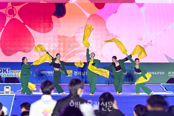 대은정 D.A.D무용단이 2025 전국생활체육대축전 개막식 무대에서 활기찬 전남의 꿈을 표현하고 있다.