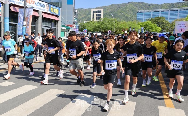 7년 만에 부활한 ‘해남군민 건강달리기 대회’ 참여자들이 5km 구간을 함께 달렸다.