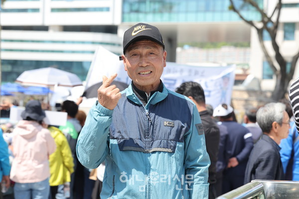 송지면 미학리 김관웅씨는 올해로 전국노래자랑 삼수에 도전해 낙방했지만, 그래도 즐거웠던 추억임을 강조했다.